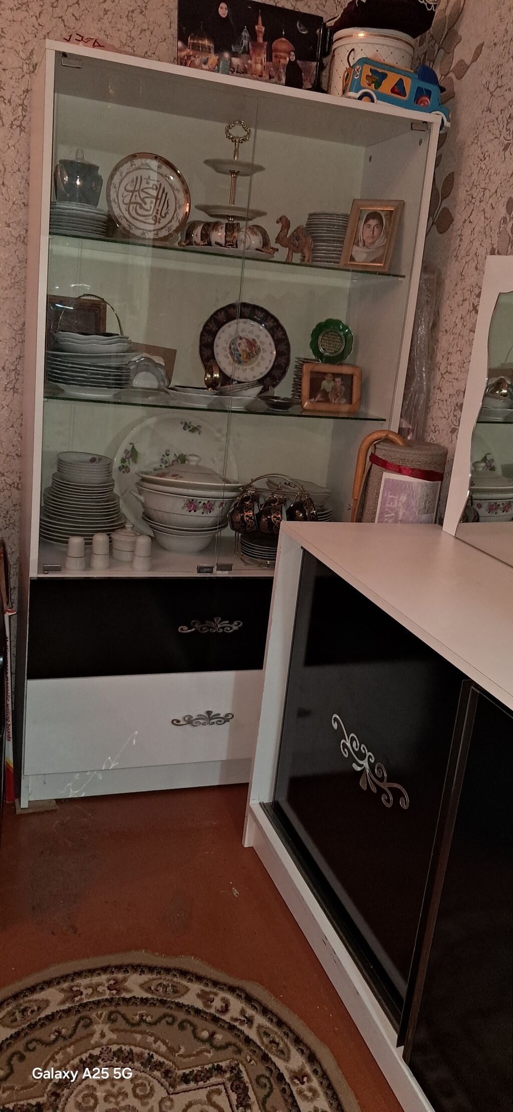 Qonaq otağı üçün vitrin və komod dəsti. Dəst ağ və qara rəng — Qonaq otağı üçün, Digah (2)