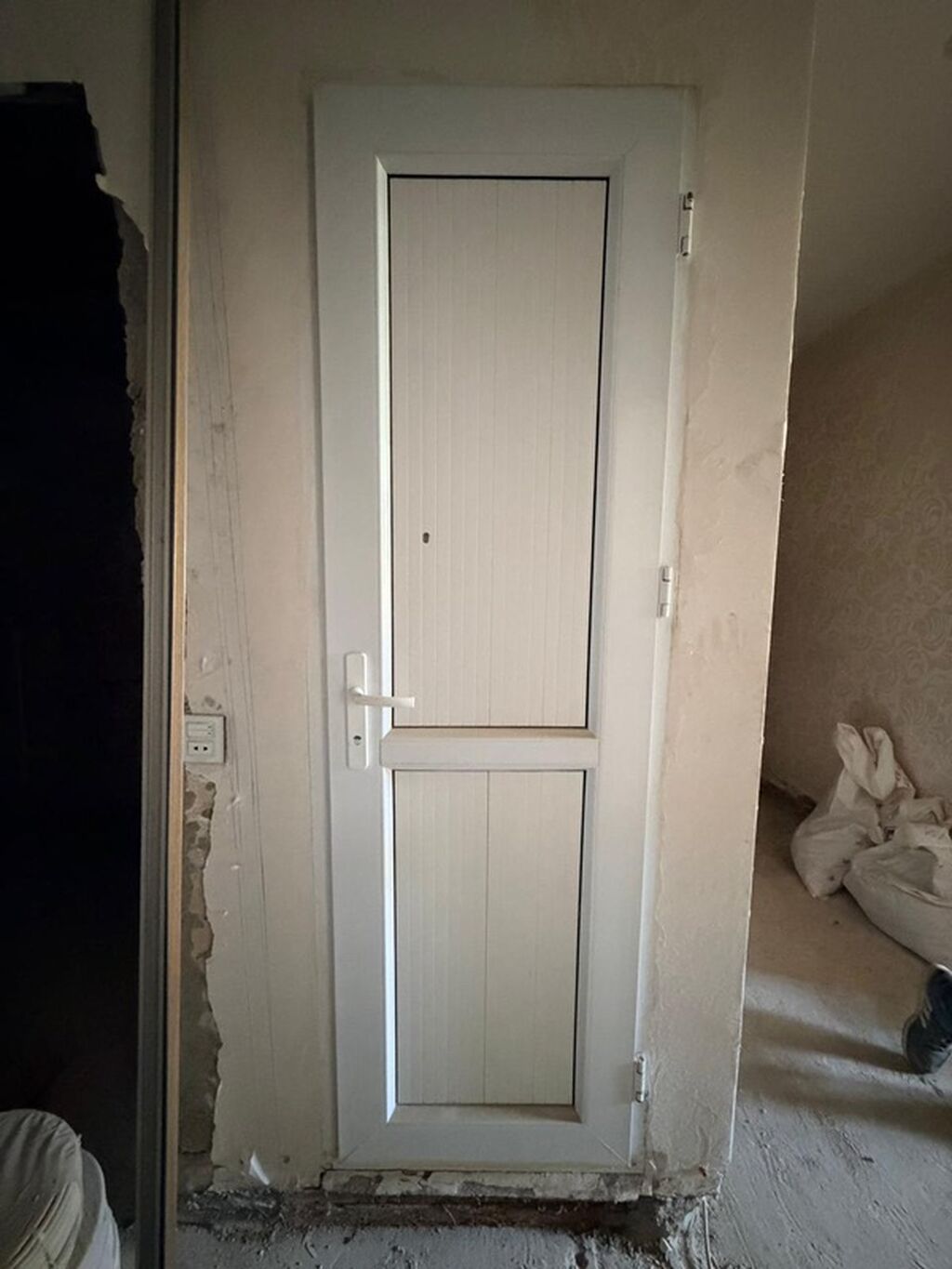 Ağ rəngli 2 ədəd hamam və tualet qapısı təqdim olunur. Qapı — Pəncərələr, qapılar, balkonlar, Bakı