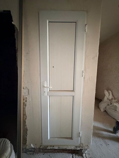 Ağ rəngli 2 ədəd hamam və tualet qapısı təqdim olunur. Qapı — Bakı