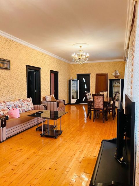 Satılır 7 otaqlı həyət evi/bağ evi 240 m² — Bakı