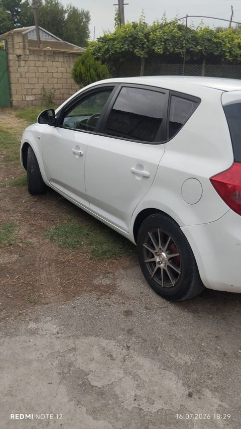 Kia Ceed CRDi hatchback - Korpus: 5 qapılı, ağ rəng, arxa şüşə — Bərdə