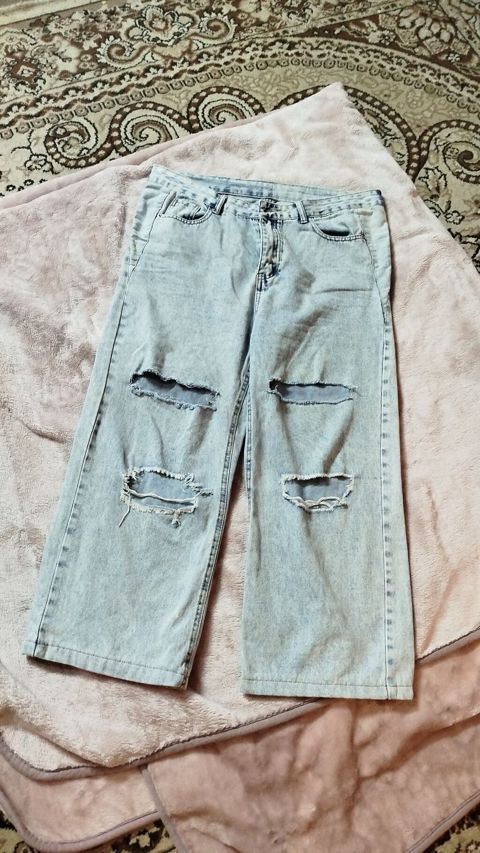 Məhsul: İşıq açıq mavi rəngdə cırıq detallı jeans şalvar - Model — Bakı