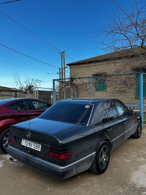 Mercedes-Benz E-Class: 2 l 1990 il Sedan — Digah