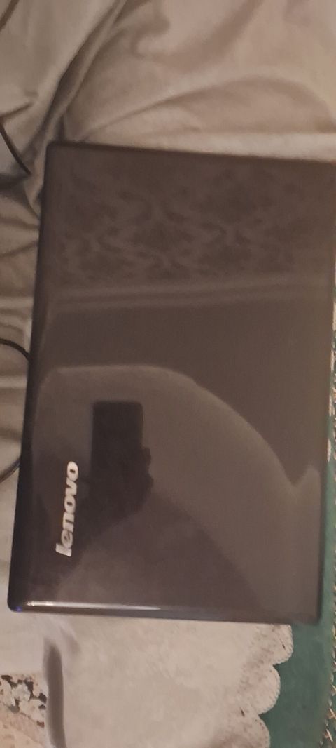 Lenovo noutbuk - Marka/model: Lenovo (qara korpus, parlaq qapaq) — Bakı