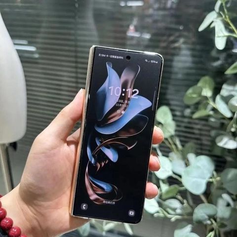 Qatlana bilən premium smartfon - Böyük daxili qatlanan ekran: planşet — Bakı
