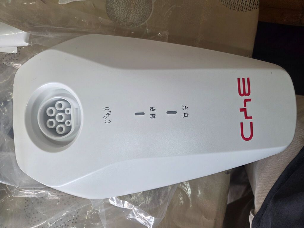 Avtomobil şarj aparatı, Avtomobilin üzərində gəlib, təzədir, 7 kv — Avto, Bakı (4)