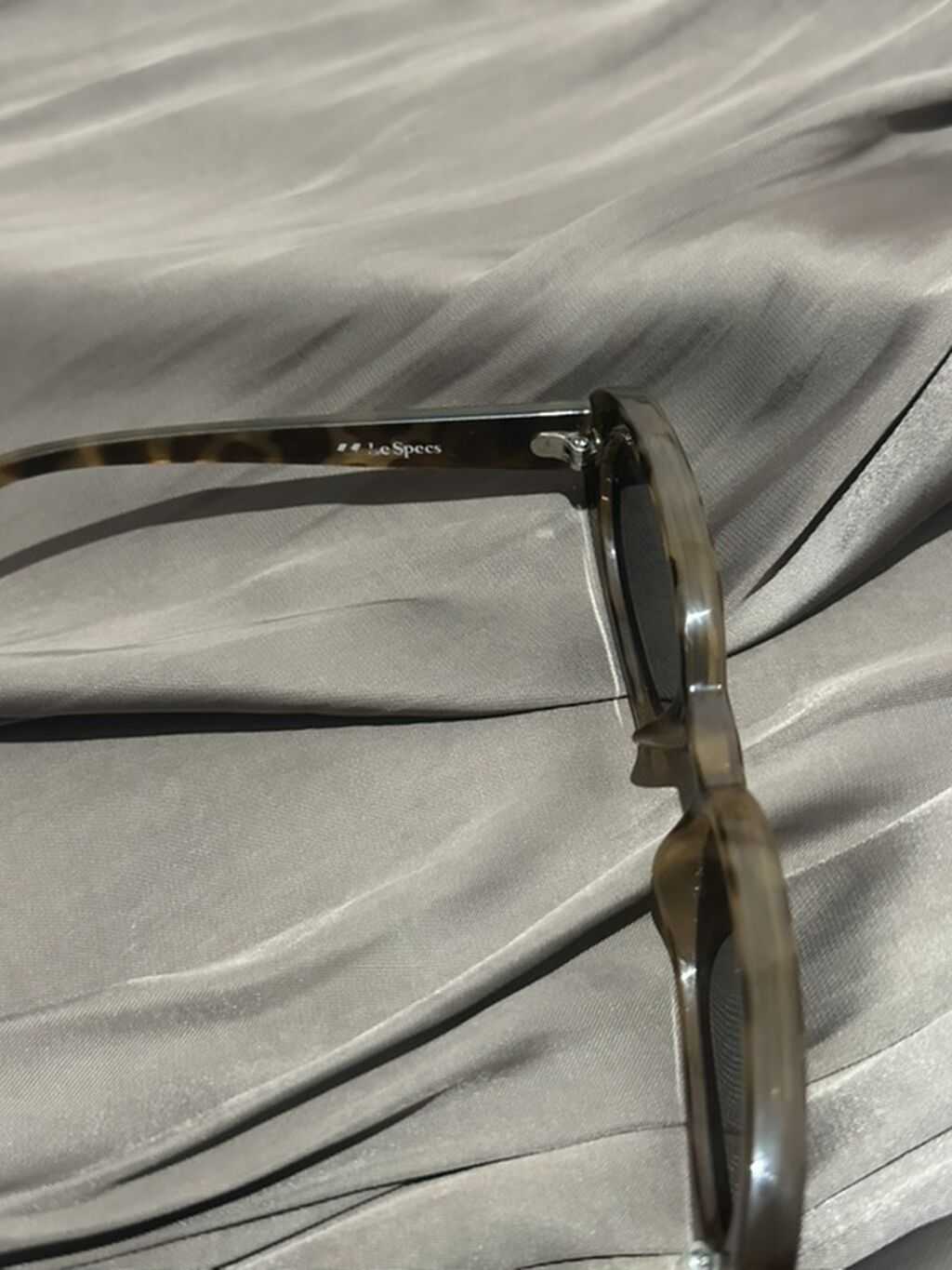 Le Specs gün eynəyi - Brend: Le Specs (çəngəldə loqo yazısı görünür) — Eynəklər və aksesuarları, Bakı (3)
