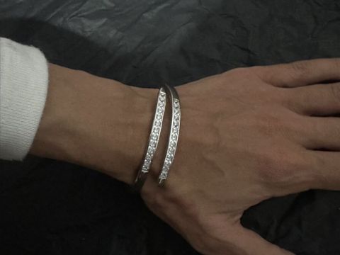 Gümüş rəngli, kristallarla bəzədilmiş zərif qolbaq - Dizayn: İkiqat — Bakı