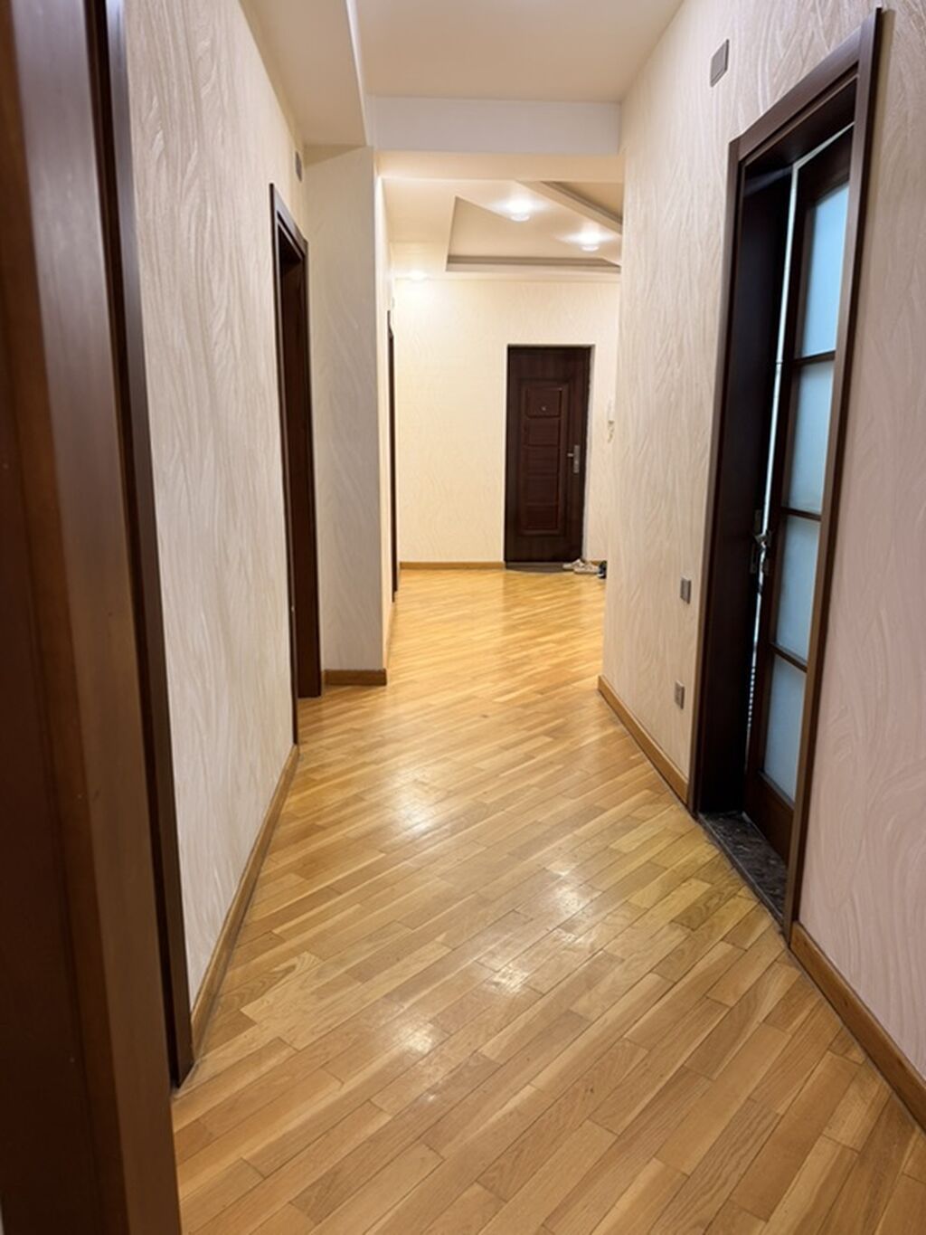 Menzil elveriwdi yerde yerlewir Musabekov parkinin yaninda. Saki — Qonaq otağı üçün, Bakı (2)