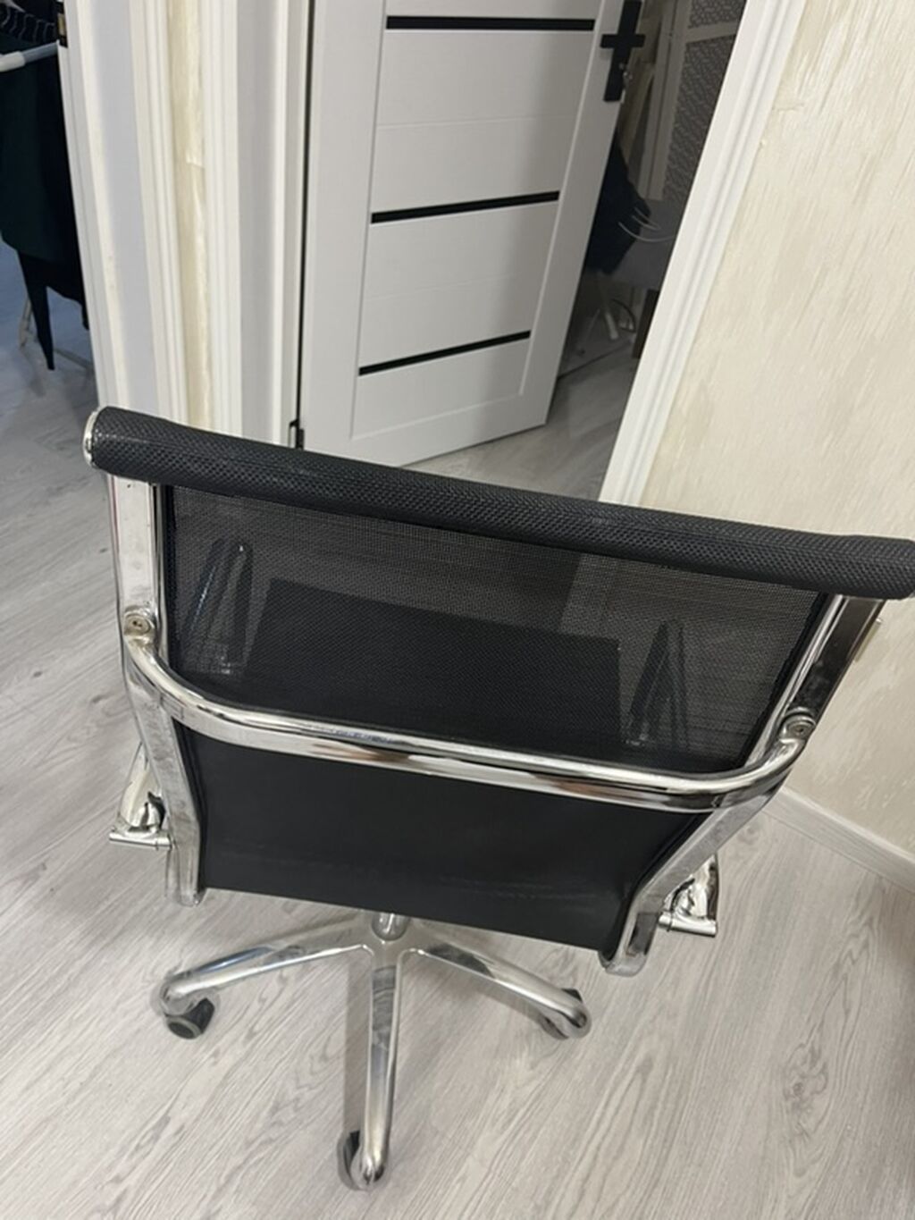 Ofis kreslosu – yüksək bel, mesh (tora-bənzər) nəfəsalan oturacaq və — Ofis mebeli, Bakı (3)