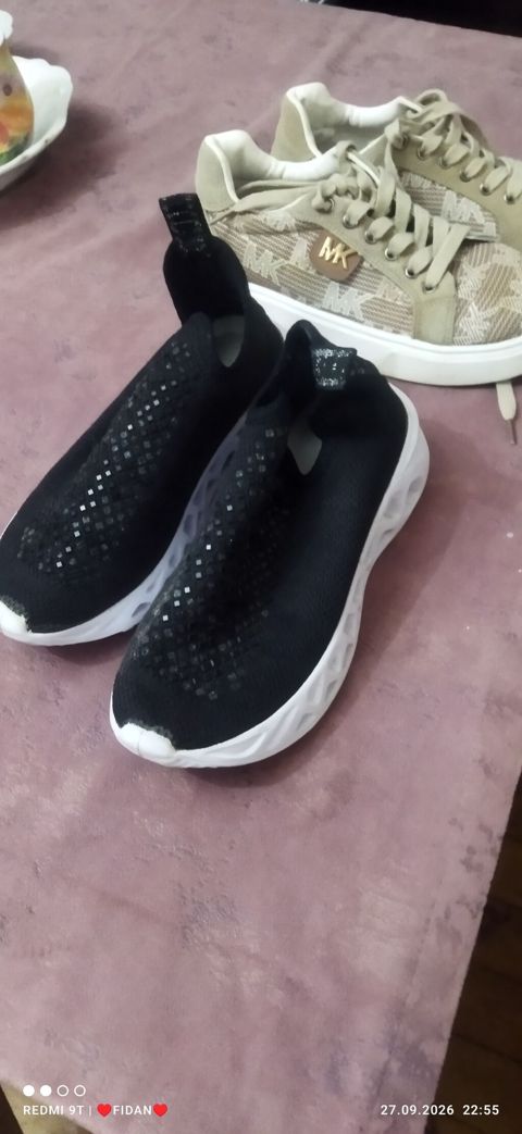 Qara slip-on idman ayaqqabısı - Rəng: qara - Üst material: nəfəsalan — tur
