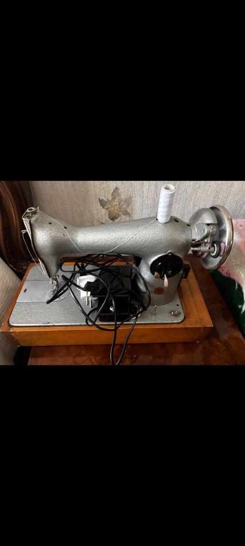 Tikiş maşini.yaxşı vəziyyətdədi. demək olar ki təzədi.mator və pedal — Bakı