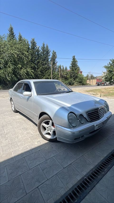 Mercedes-Benz E-Class: 2.2 l 2000 il Sedan — Digah