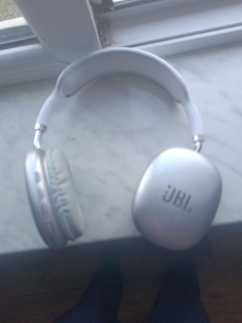JBL over‑ear simsiz qulaqlıq - Rəng: gümüşü/ağ - Üzərində JBL loqosu — Sabirabad