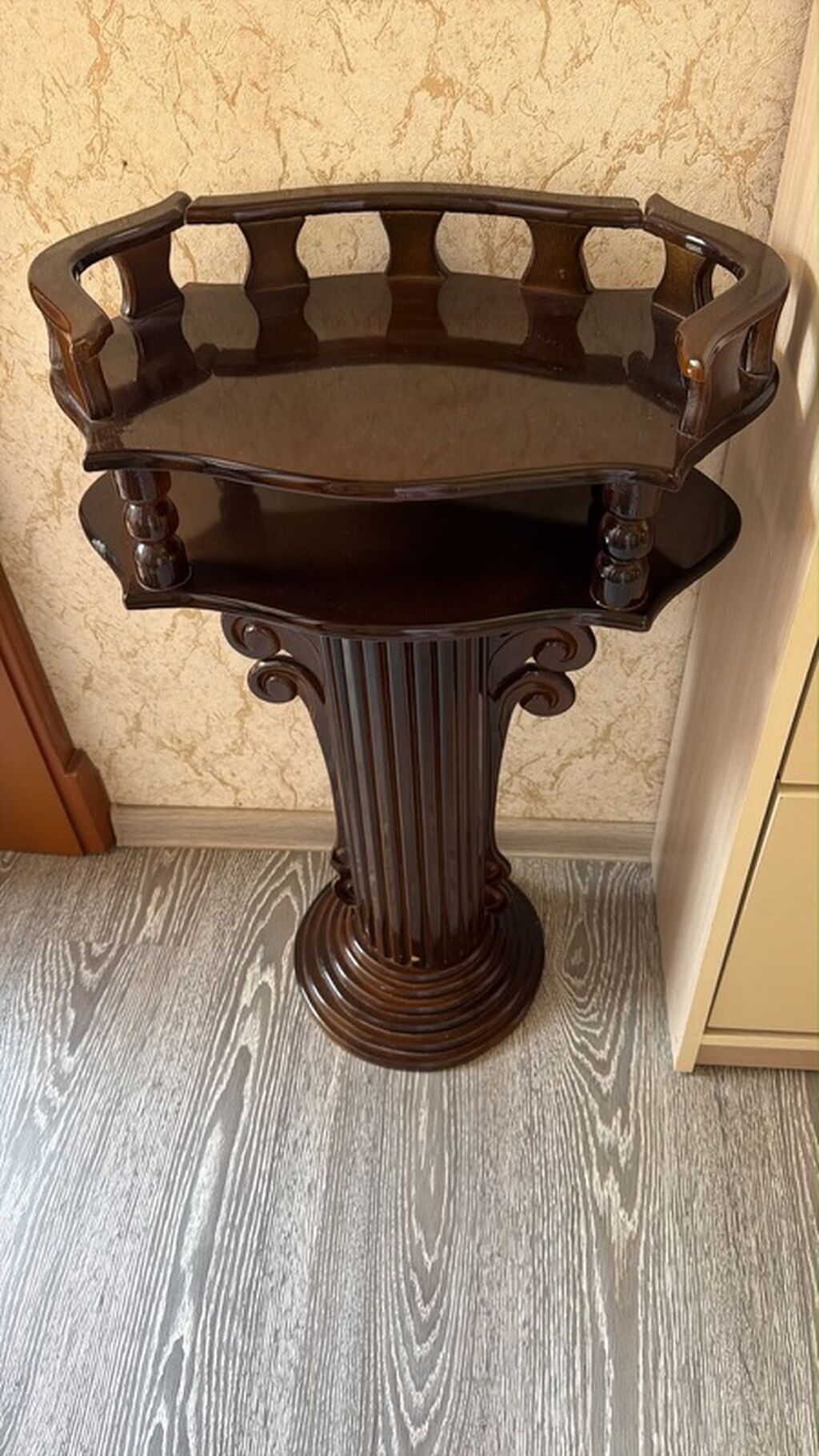 Klassik üslubda dekorativ sütun tipli konsol/stant. Xüsusiyyətlər — Salon mebeli, Xırdalan