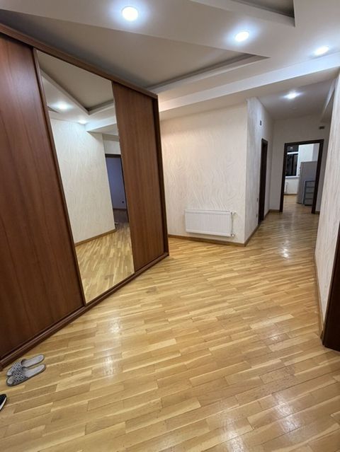 Menzil elveriwdi yerde yerlewir Musabekov parkinin yaninda. Saki — Bakı