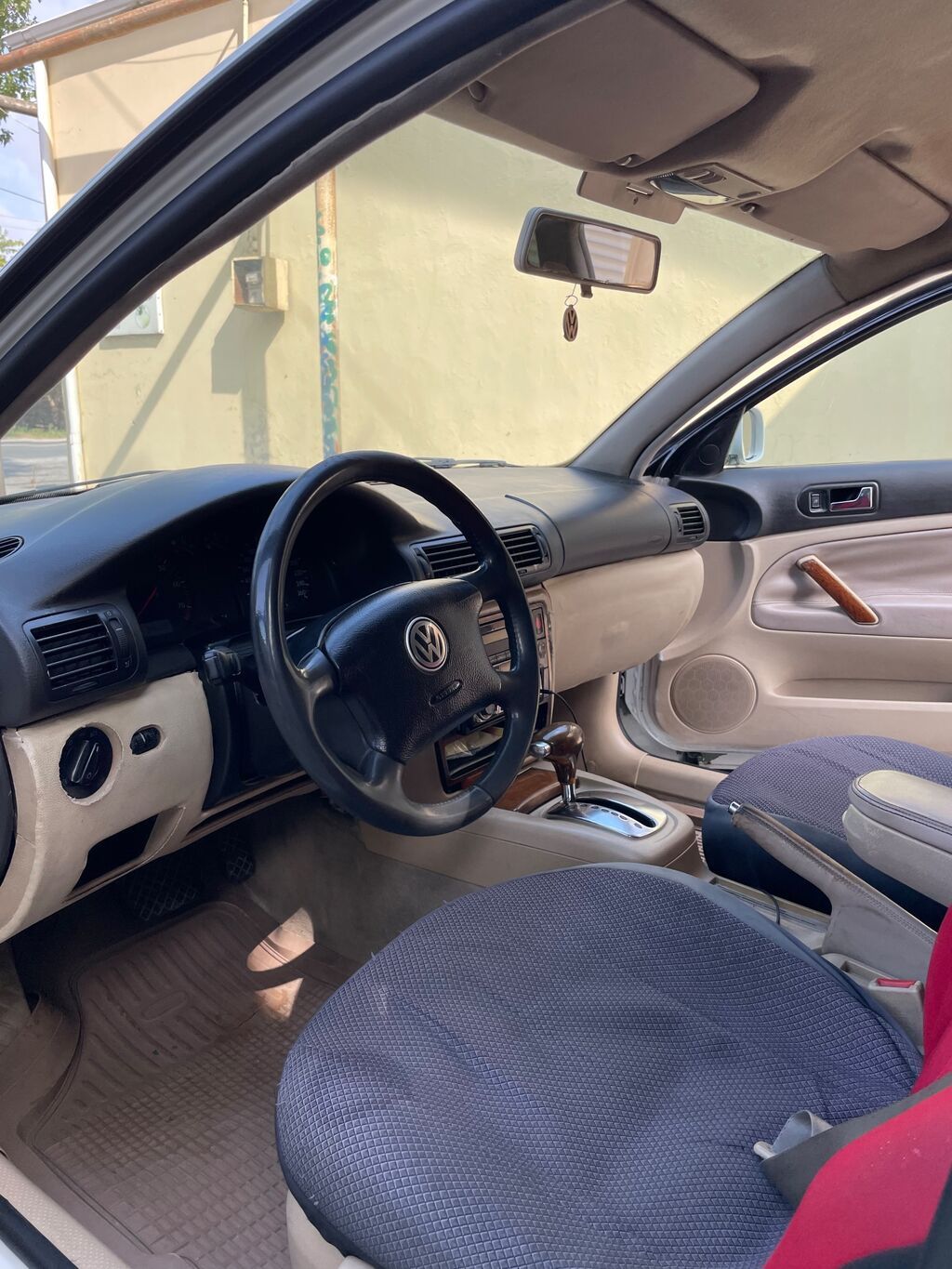 Volkswagen sedan salonu – bej və qara rəng kombinasiyalı, parça — Salon detalları, Bakı (4)