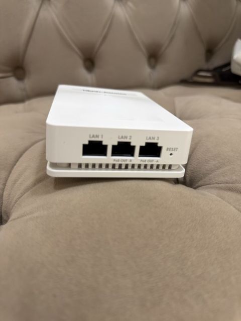 Ubiquiti UniFi Access Point/Router (model yazısı örtülü) – ağ — Xırdalan
