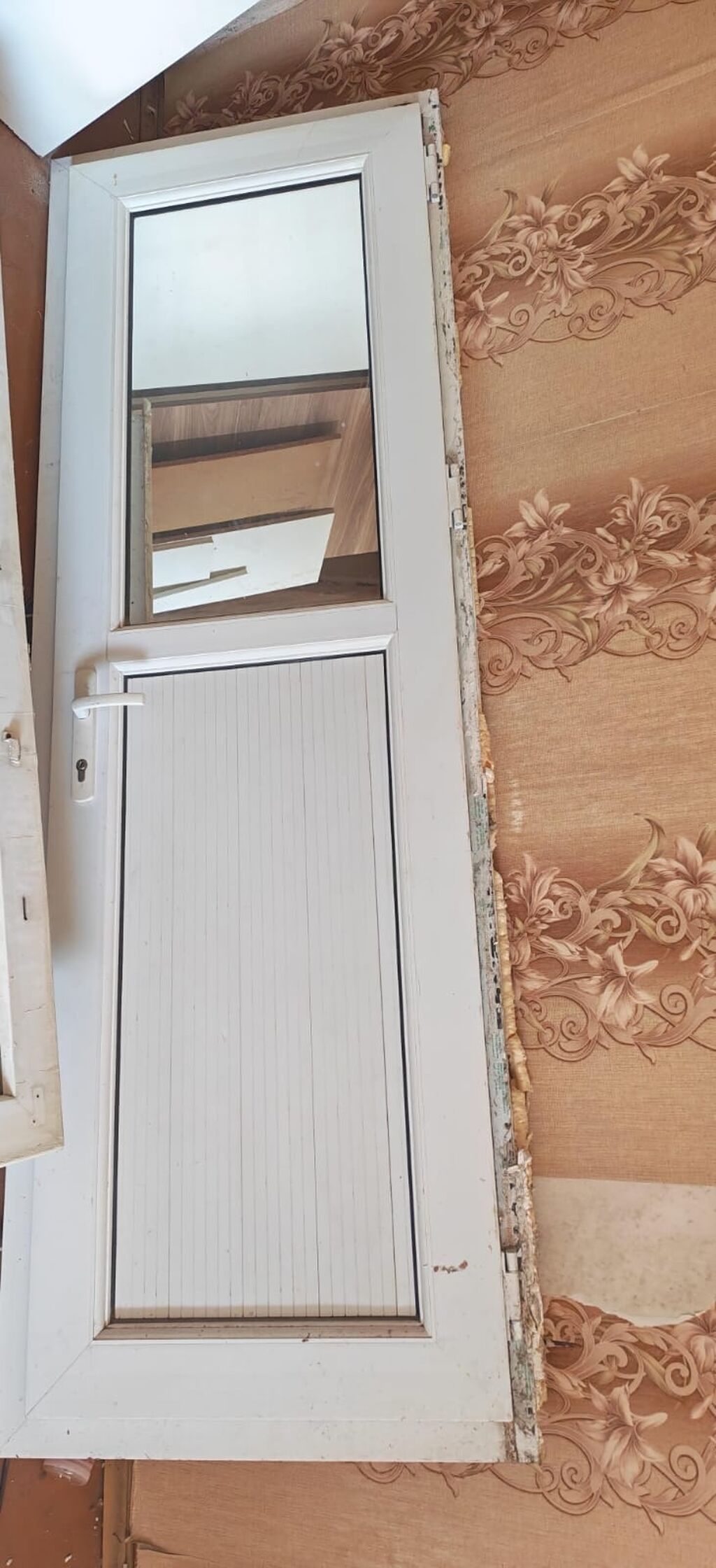 Ağ rəngli PVC qapı satılır. Qapı üzərində yuxarı hissədə şüşəli panel — Pəncərələr, qapılar, balkonlar, Sumqayıt