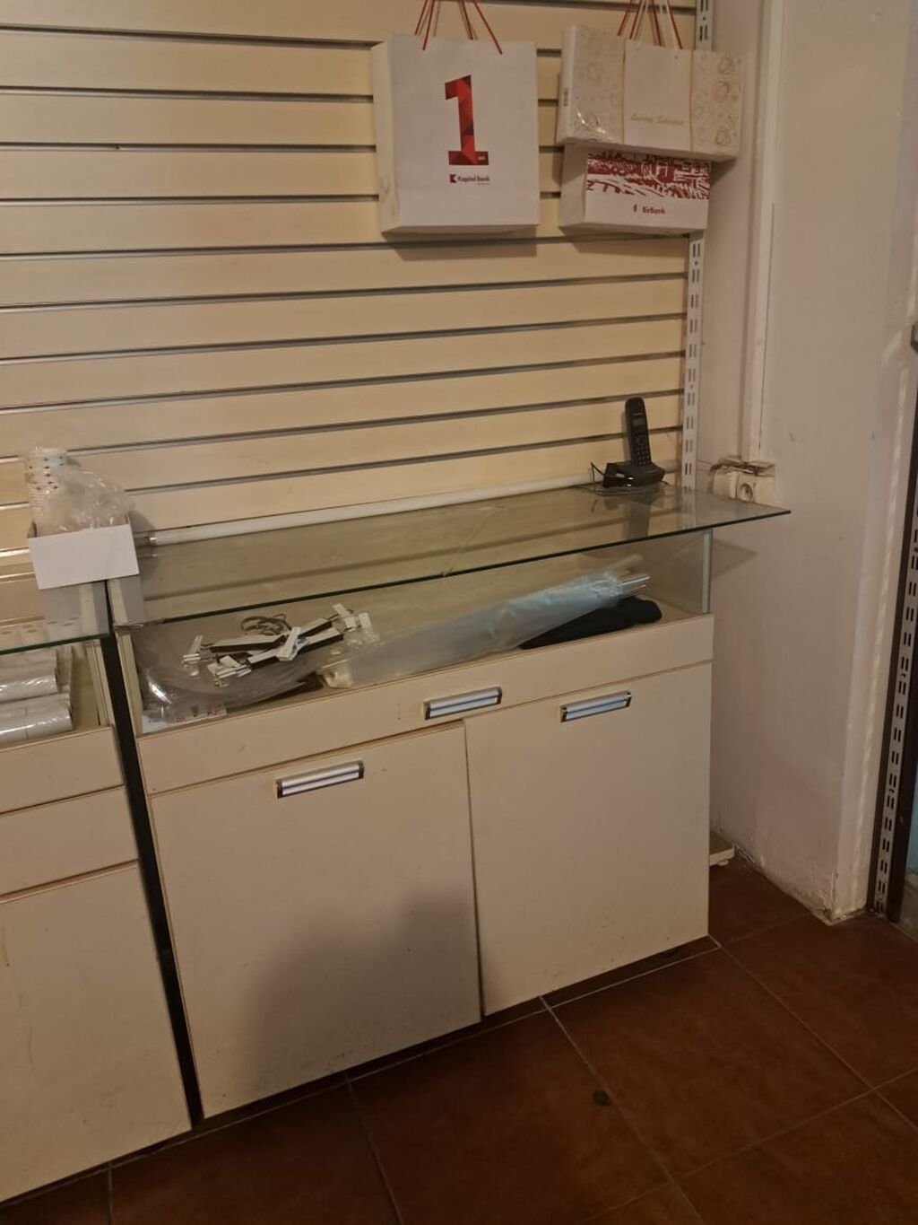 Mağaza vitrini üçün şkaf–sayağac modulları Ağ polkalar: HündürLüyü — Vitrini, Bakı (3)