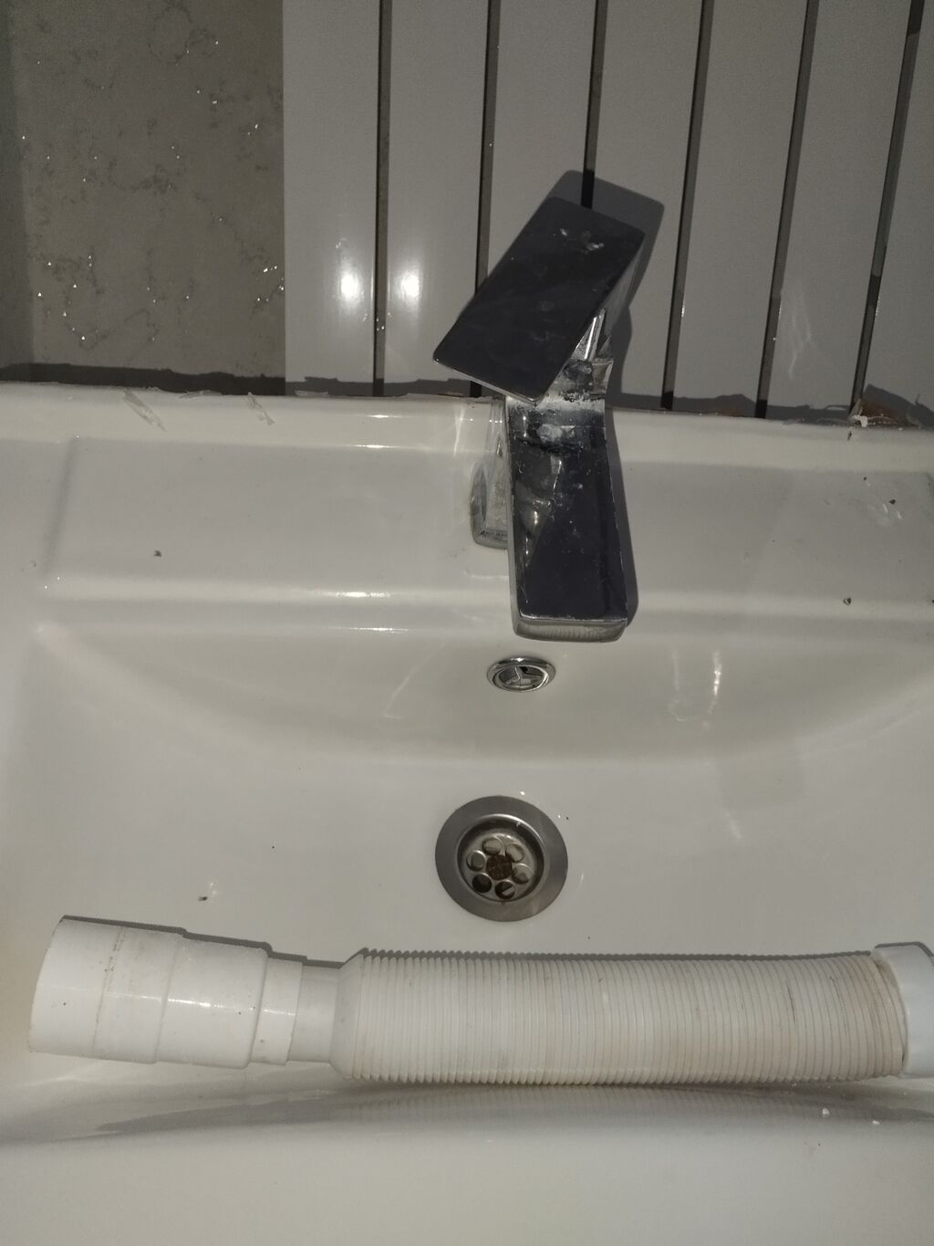 Vanna otağı üçün dəst Komplekt aşağıdakılardan ibarətdir: - Divara — Lavabolar, Pirəkəşkül