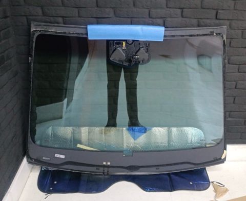 "Mercedes EQS" ön şüşəsi — Bakı