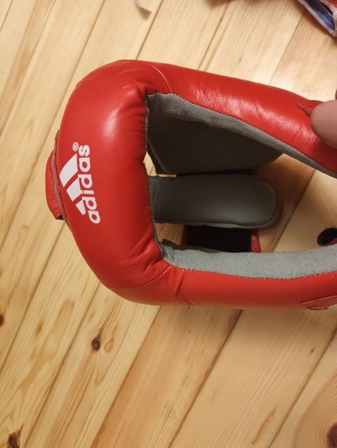 Adidas boks başlığı – qırmızı rəngdə. Xüsusiyyətlər: - Tam üz və alın — Digah