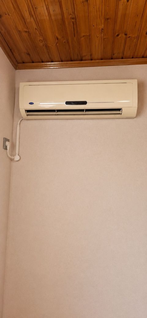Carrier markalı divar tipli split kondisioner. Açıq krem rəngli — Xırdalan