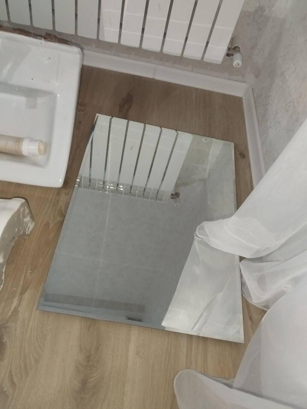 Vanna otağı üçün dəst Komplekt aşağıdakılardan ibarətdir: - Divara — Lavabolar, Pirəkəşkül (2)