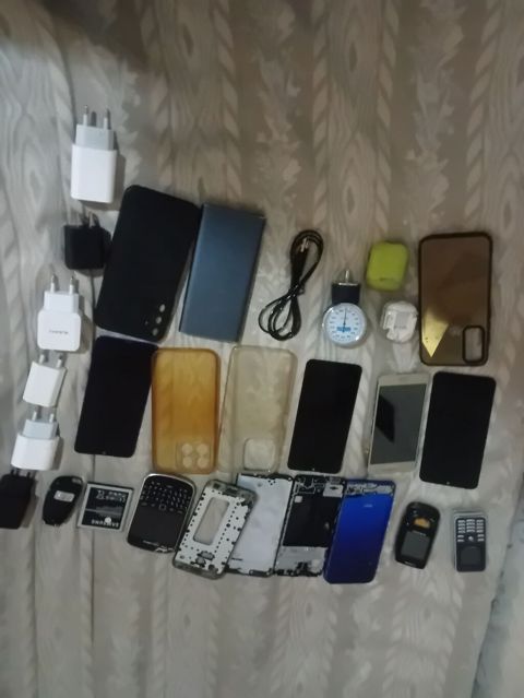 Bular hamisi satılır tek verilmir zapcst kimi telefon. korpusu var — Bakı