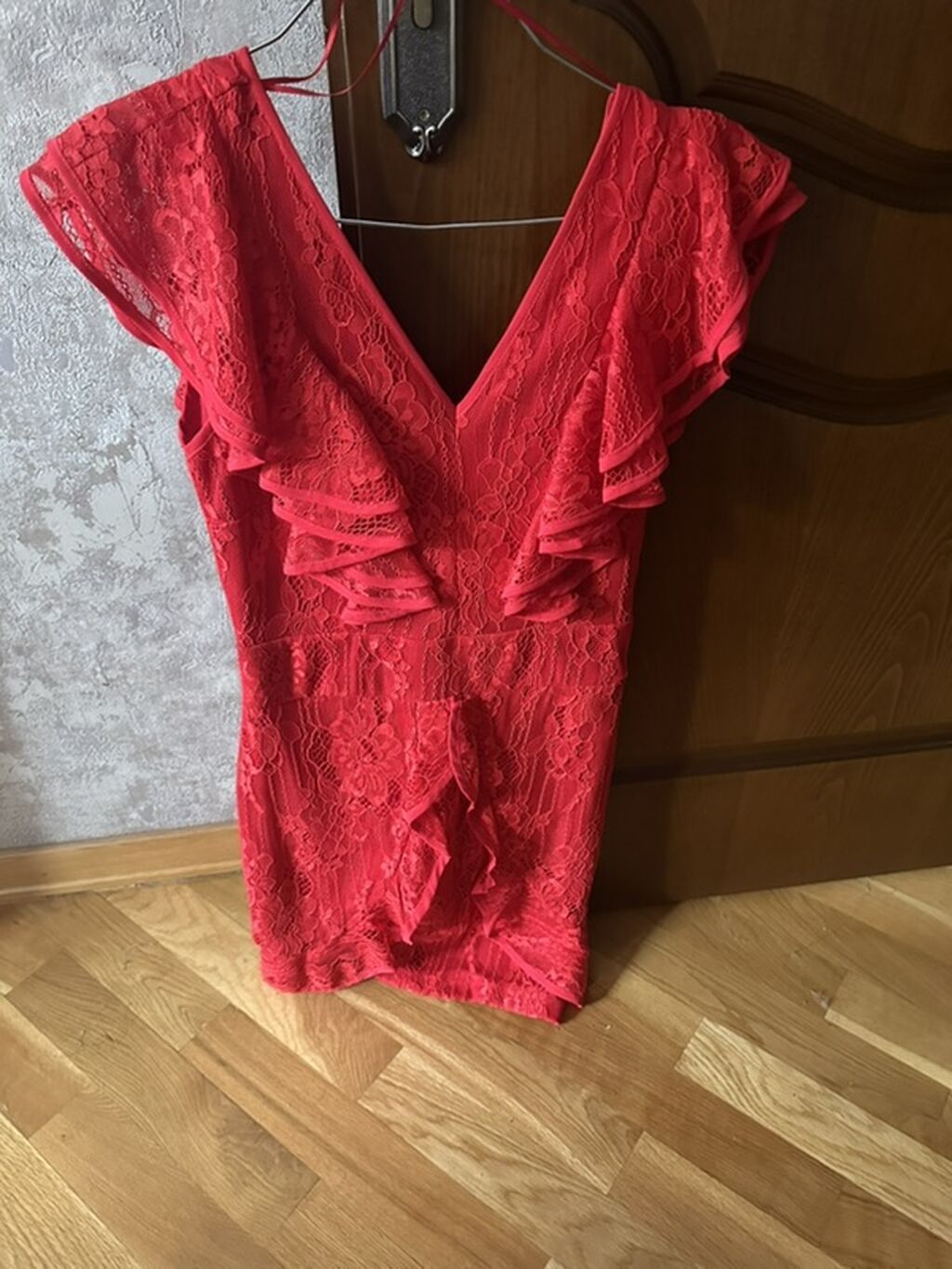 Qırmızı/qızılı tonlarda dantelli qısa don - Model: bədənə oturan — Axşam paltarları, Bakı