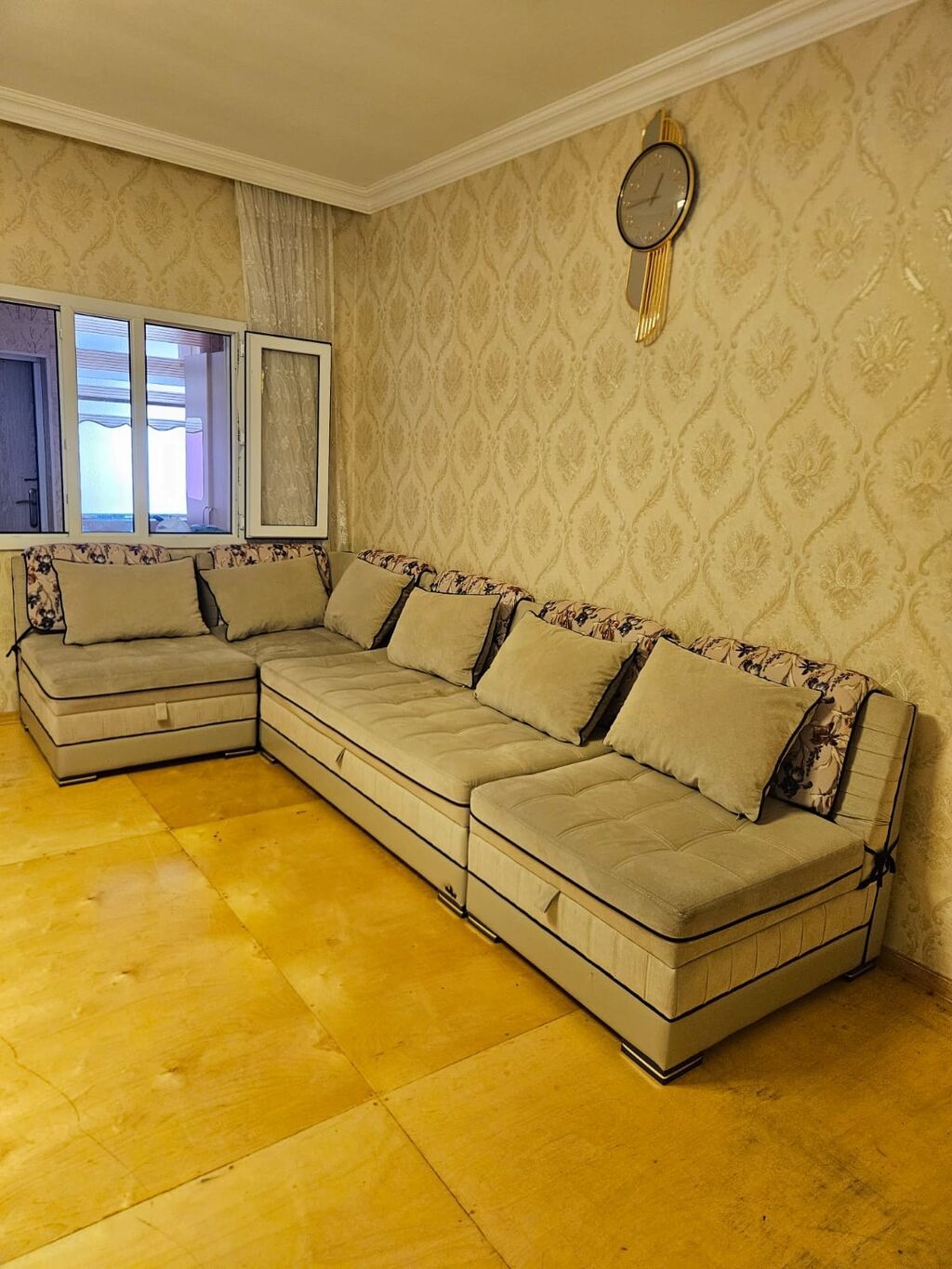 Bazali kunc divan satilir. 340 azn son yeri. Unvan baki xetai — Divanlər, Bakı (5)