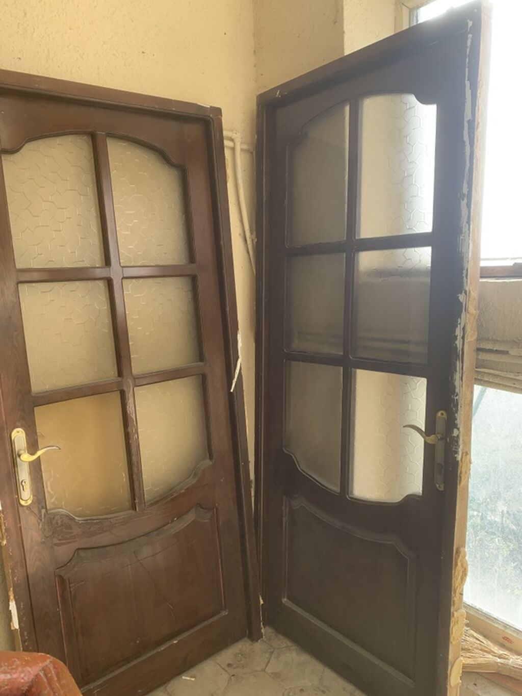 Ağır, massiv ağacdan hazırlanmış iki ədəd içməkan qapısı — Pəncərələr, qapılar, balkonlar, Bakı