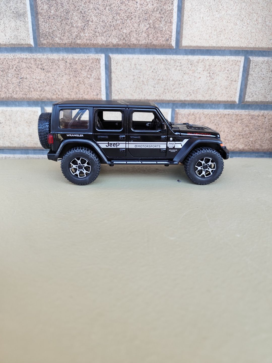 Avtomobil Wrangler Rubicon 1:24, səs və işıq ilə, qara — Mallar, Bakı (3)