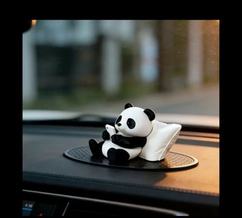 Panda dekor fiquru – avtomobil paneli üçün - Dizayn: Telefona baxan — Gəncə