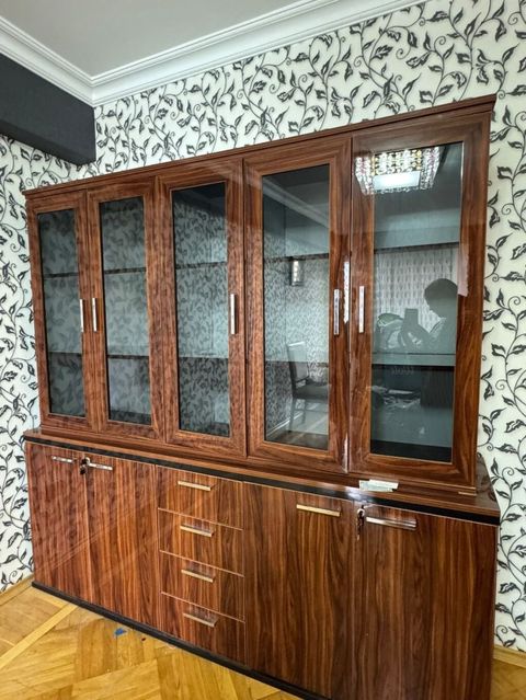 Mebel dəsti – vitrinli bufet - Material: taxta teksturalı MDF/laminat — Bakı