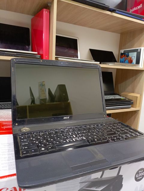 Acer noutbuk Xüsusiyyətlər: - Ekran: təxminən 15.6" (parlaq səth) — Bakı
