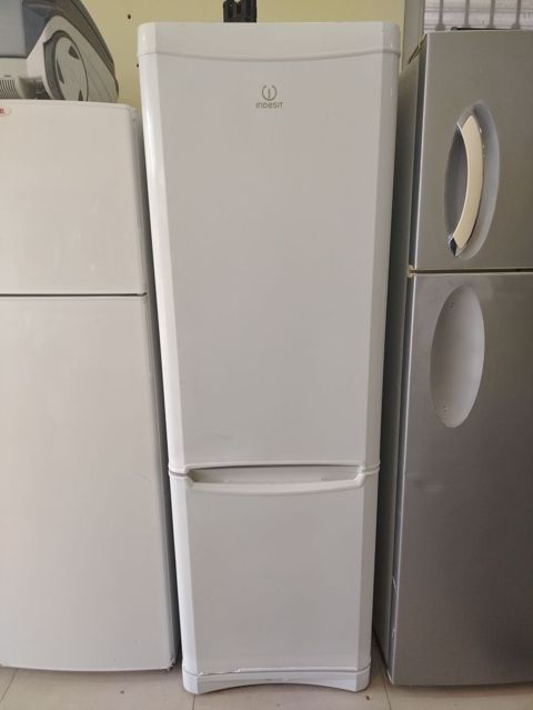 İşlənmiş 2 qapılı Indesit Soyuducu Satılır, rəng - Ağ, Təkərli — Bakı