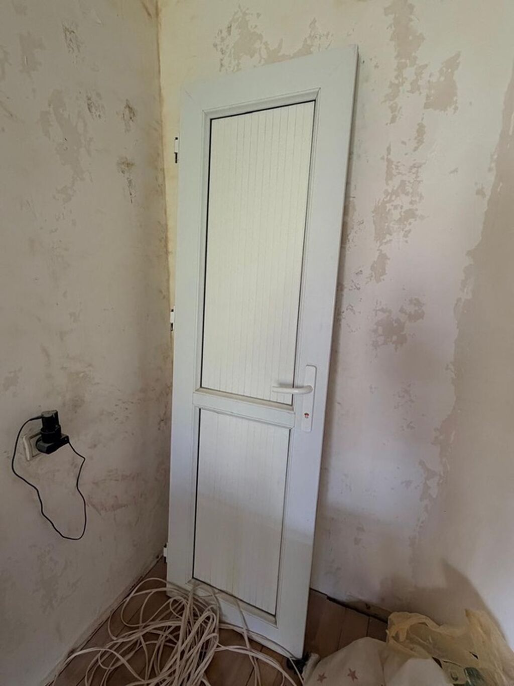 Ağ rəngli 2 ədəd hamam və tualet qapısı təqdim olunur. Qapı — Pəncərələr, qapılar, balkonlar, Bakı (2)