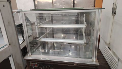Şüşə vitrinli istiliklə işləyən vitrina (isti bufet/konditer vitrini) — Digah