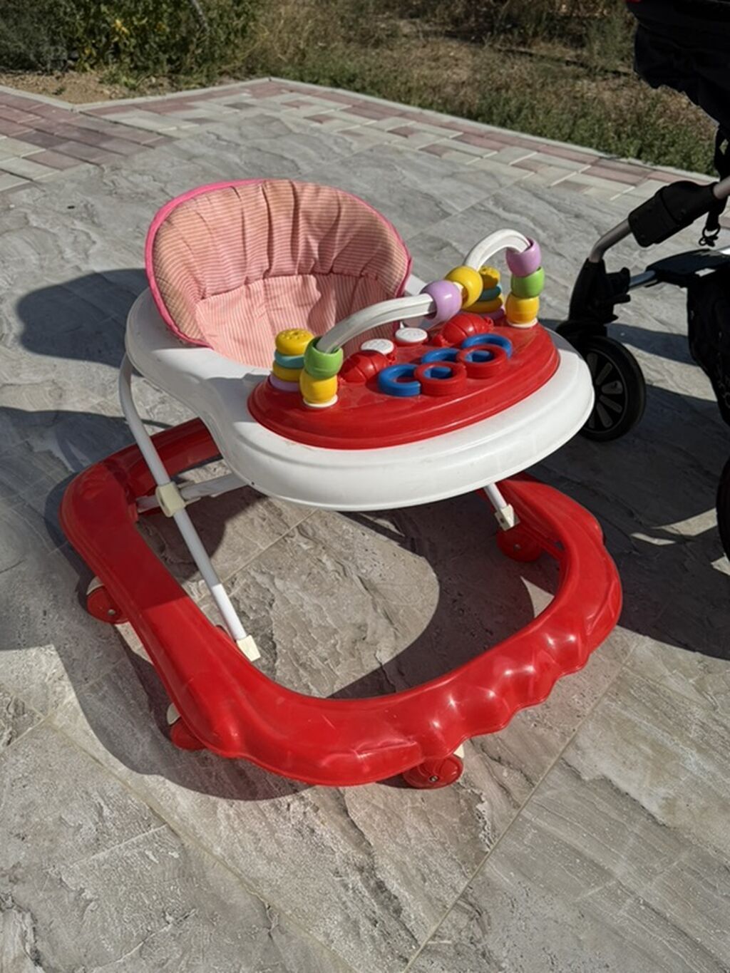 Uşaq gəzdirəni / yırıcısı - Rənglər: qırmızı-ağ korpus, çəhrayı — Kürəklər və yürüyüş aparatları, Bakı (3)