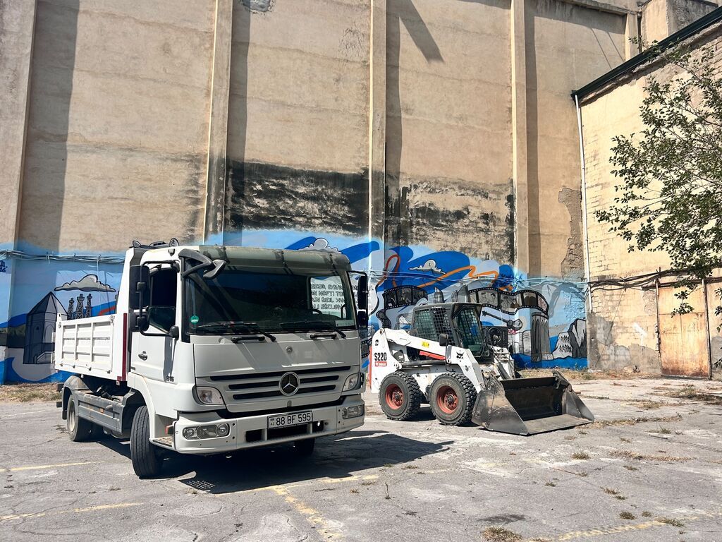 Xidmət: Mini yükləyici (Bobcat S220) və yük maşını ilə torpaq və 88-BF-595 — Xüsusi texnika icarəsi, Bakı