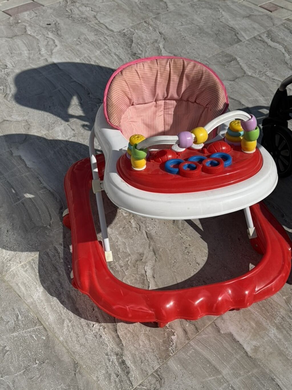 Uşaq gəzdirəni / yırıcısı - Rənglər: qırmızı-ağ korpus, çəhrayı — Kürəklər və yürüyüş aparatları, Bakı (2)