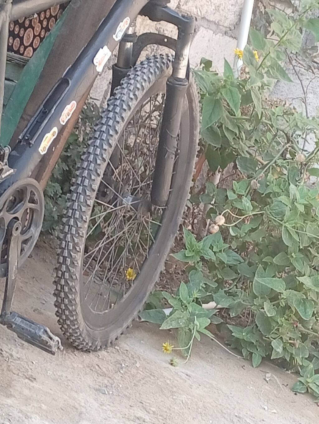 Dağ velosipedi. Qara rəngli çərçivəyə malikdir. Ön hissədə — Dağ velosipedləri, Sumqayıt