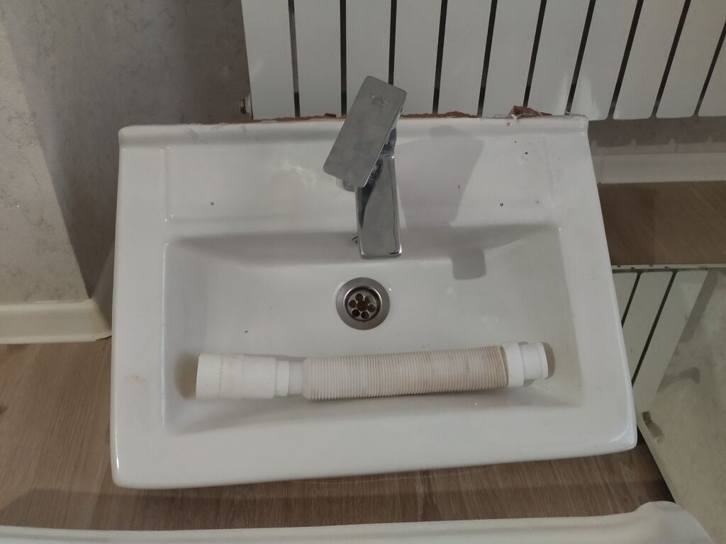 Vanna otağı üçün dəst Komplekt aşağıdakılardan ibarətdir: - Divara — Lavabolar, Pirəkəşkül (4)