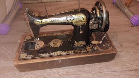 Antik mexaniki tikiş maşını – əl çarxlı model Qədimi sovet əl tikiş — Bakı