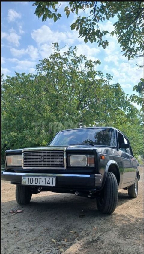VAZ 2107, qara sedan. - Kuzov: klassik 4 qapılı sedan, qara rəng — Gəncə