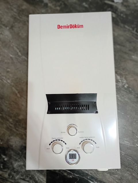 Demirdöküm 32 l. qaz kolonkası satılır. Təzədir. Heç işlənməyib. Slim — Bakı