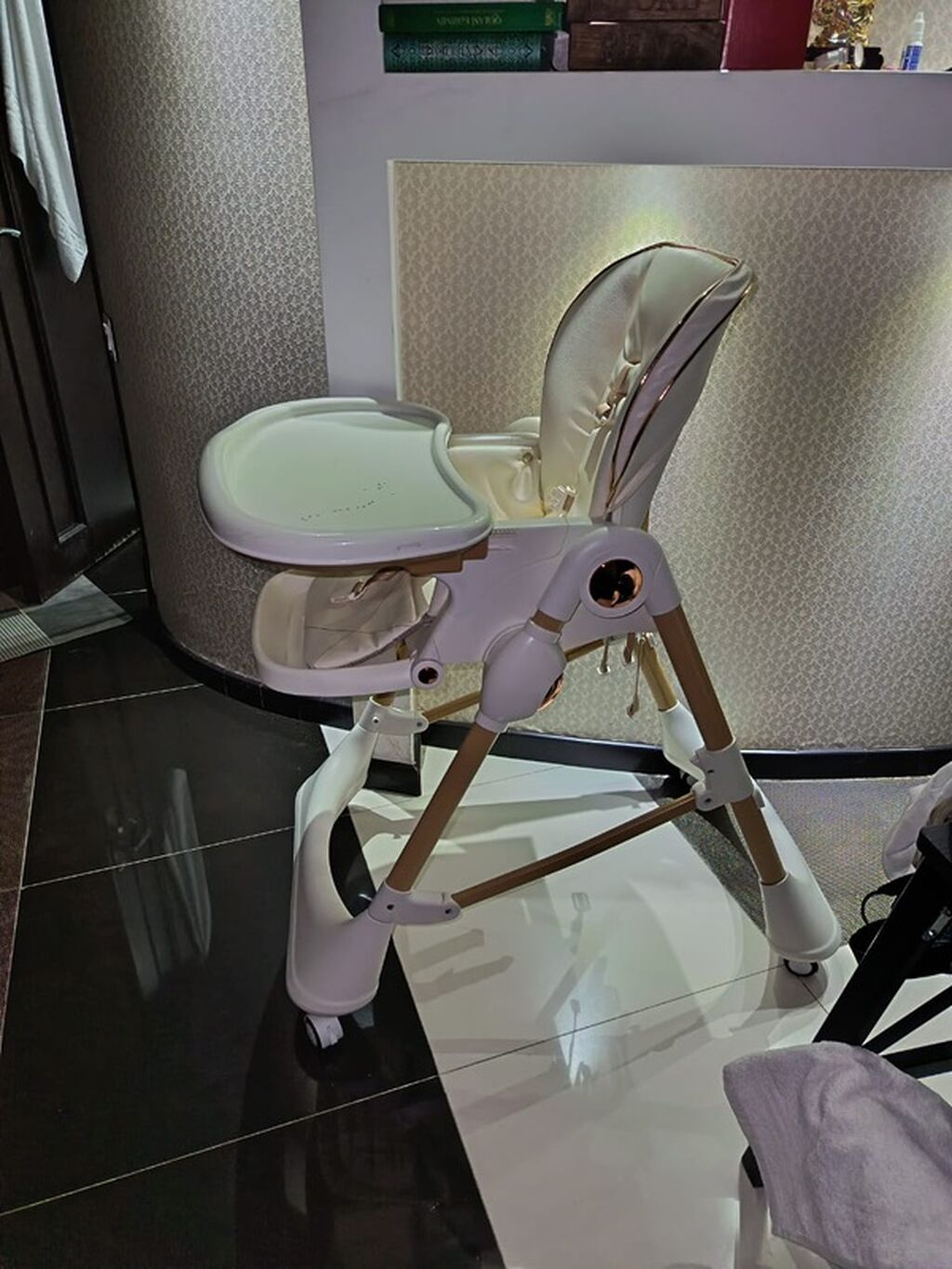 Uşaq yemək stulu - Rəng: krem/açıq bej qızılı detallarla - Yumşaq — Qidalandırma stulları, Bakı (3)