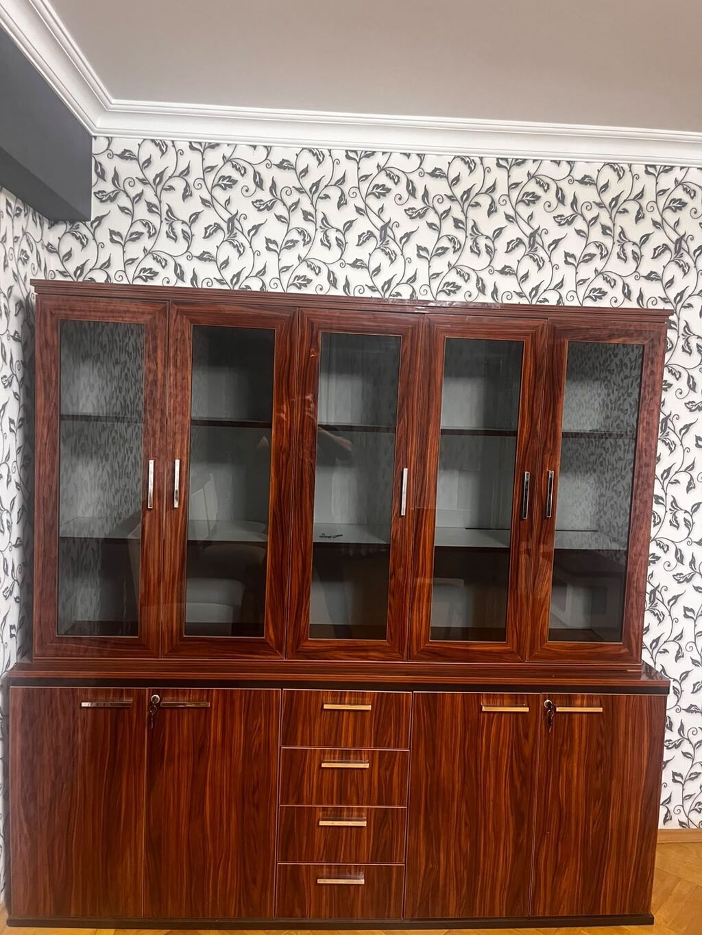 Şkaf-vitrin (qonaq otağı üçün) - Material: Ağ içlikli, qəhvəyi taxta — Şkaflar, Bakı (2)
